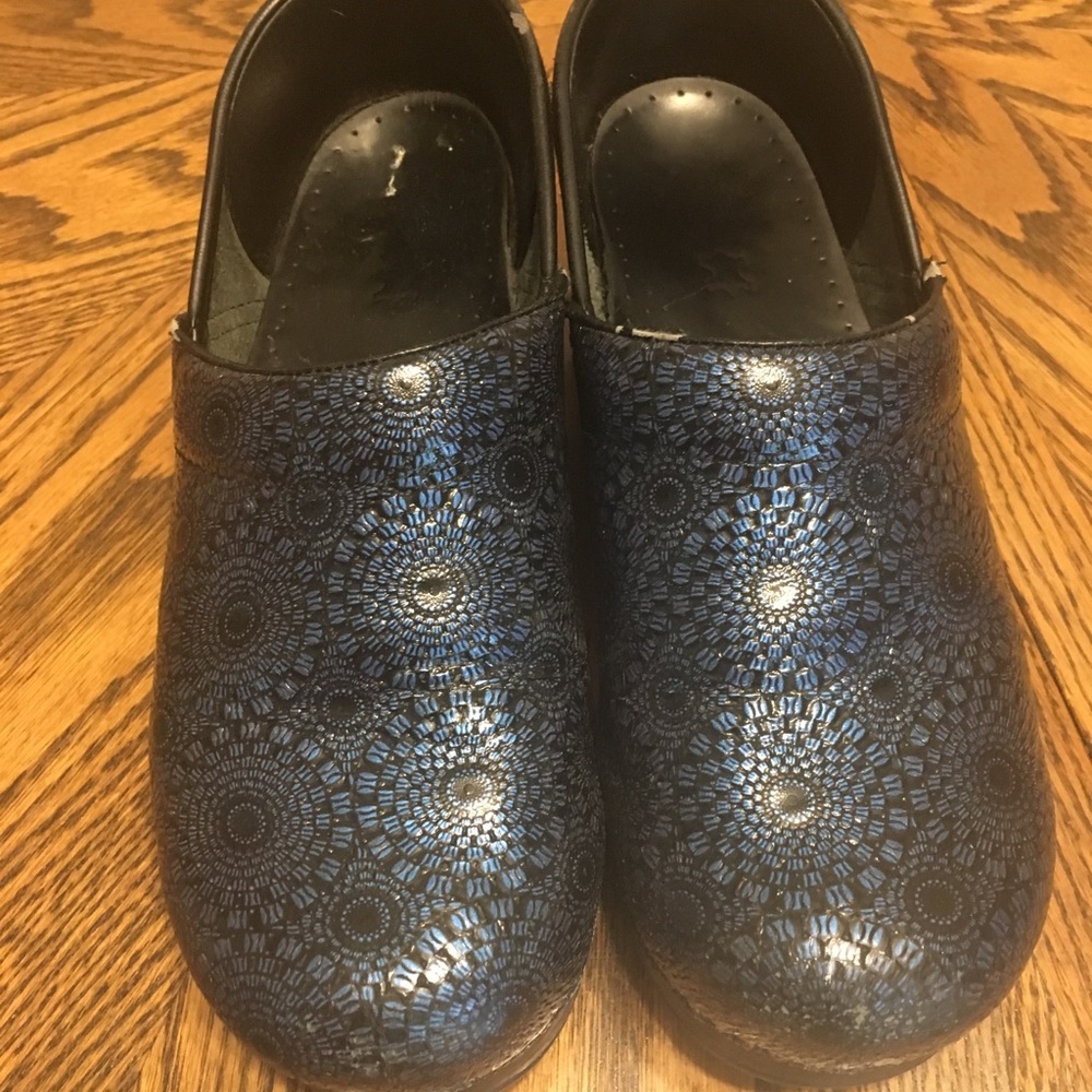 Women’s dansko clogs gently used.  Blue size 39